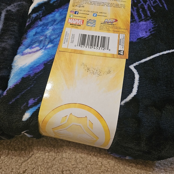 2 Marvel Black Panther Black Paws Silky Soft Throw 40" x 50" / 102 cm x 127 cm.  - Picture 8 of 8